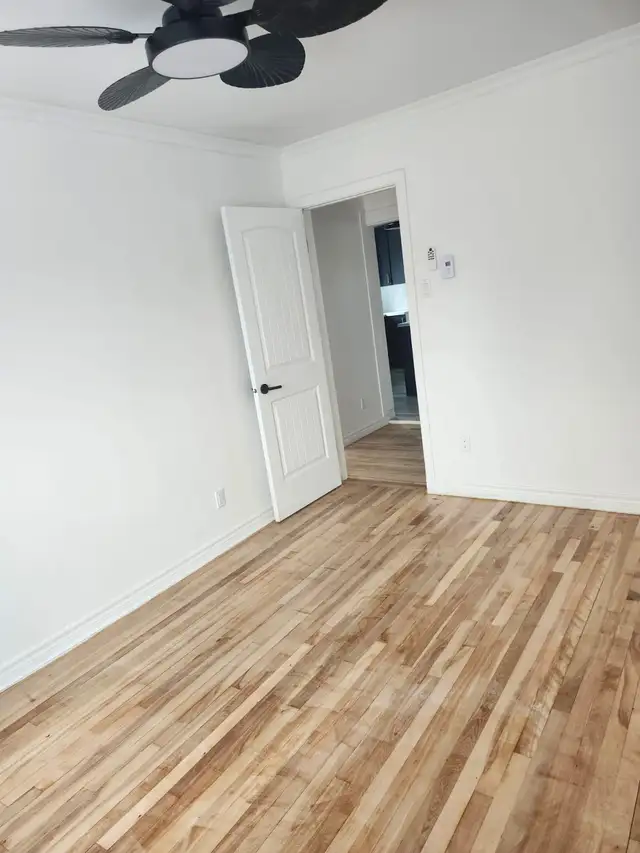 BEAU 4½  2e triplex complètement RÉNOVÉ–-LIBRE MAINTENAN