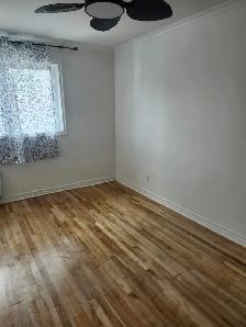 BEAU 4½  2e triplex complètement RÉNOVÉ–-LIBRE MAINTENAN - Photo 2