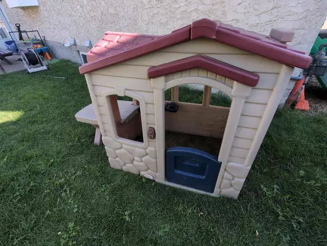 Plastic indoor/outdoor house for kids