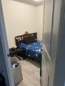 Private den with door for 950 located near Eaton centre - Photo 5
