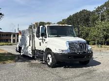 2006 International DuraStar 4300 LP Service Truck With Crane - Photo 2