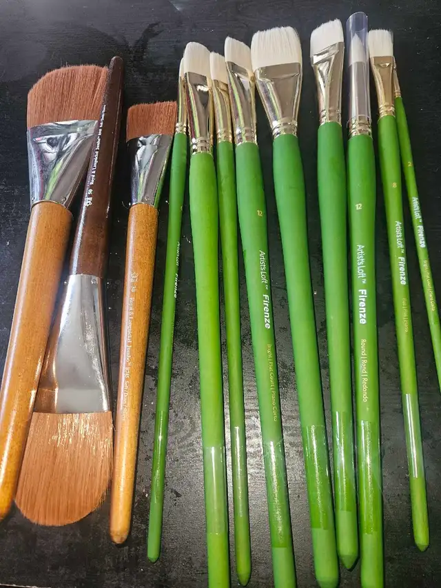 NEW, UNUSED ASSORTED TUBES OF GOLDEN ACRYLIC PAINTS AND BRUSHES