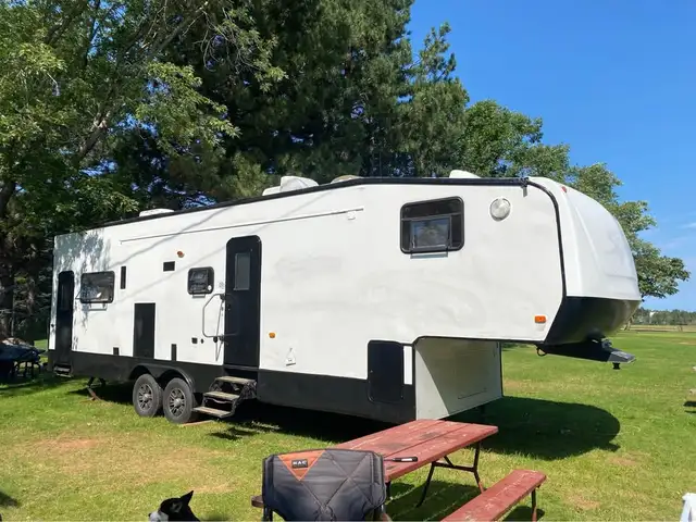 Renovated 33 Foot Fifth Wheel Camper