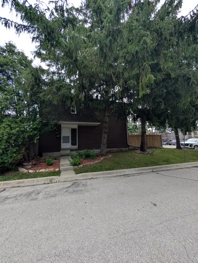 3 bedroom townhouse in Burlington $2,850.00   utilities