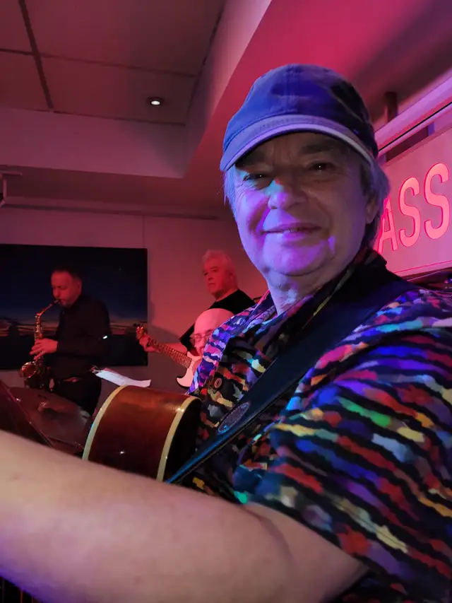 Cours de guitare, de basse, un peu, beaucoup, passionnément