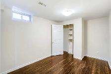 Private  room  in a 3-bedroom basement apartment - Photo 2