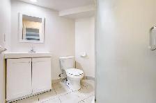 Private  room  in a 3-bedroom basement apartment - Photo 3