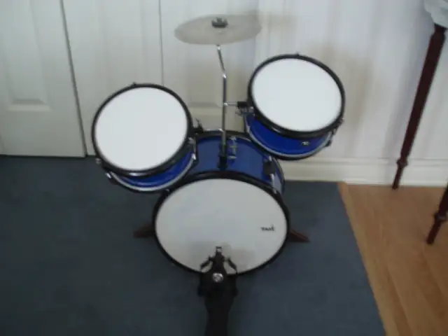 CHILD'S  DRUM SET  -  FOR  AGES  3 - 8