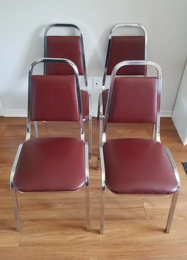 Chaise rembourrée bourgogne et chrome