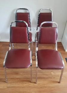 Chaise rembourrée bourgogne et chrome