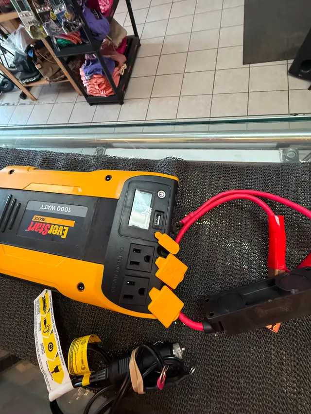 EverStart 1000 Watt Digital Inverter