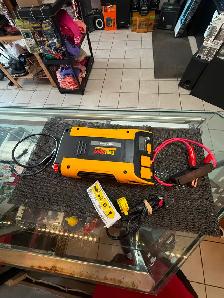 EverStart 1000 Watt Digital Inverter - Photo 2