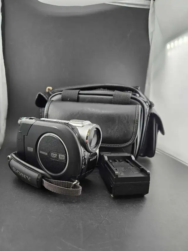 Sony DCR-DVD108 Camcorder w/case/charger