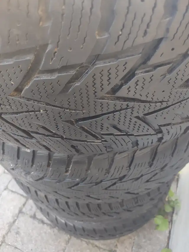 265-50R20x4 pneus hiver Nexen WinGuard. Excellent état