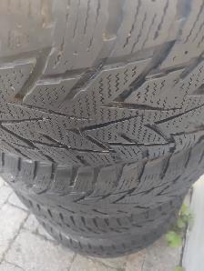265-50R20x4 pneus hiver Nexen WinGuard. Excellent état