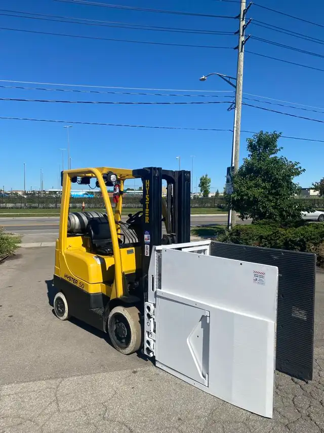 Refreshed 5000 lb Hyster Forklift Cascade Carton Clamp & Non-Mar