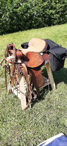 SELLE WESTERN AVEC ÉQUIPEMENT COMPLET.