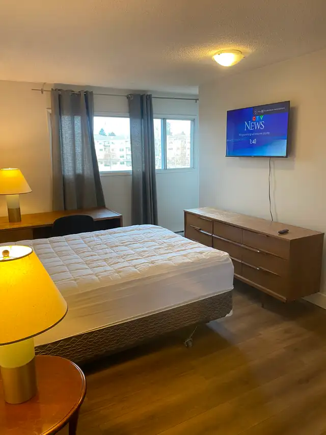 Large master bedroom, private bathroom, Apple Bowl