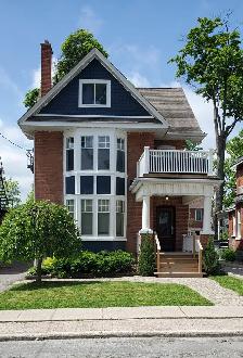 BACHELOR APT SUBLET IN BEAUTIFUL VICTORIAN HOME DOWNTOWN BARRIE