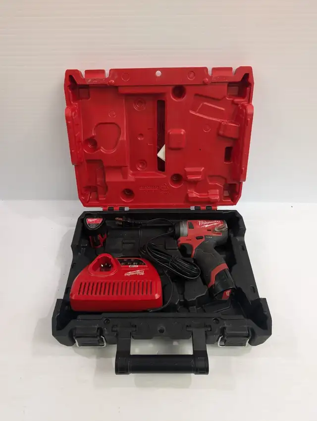 (B4775) Milwaukee 2553-20 Drill Set W/ 2 batteries and Charger
