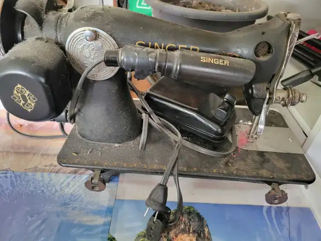 2 vintage sevings machine