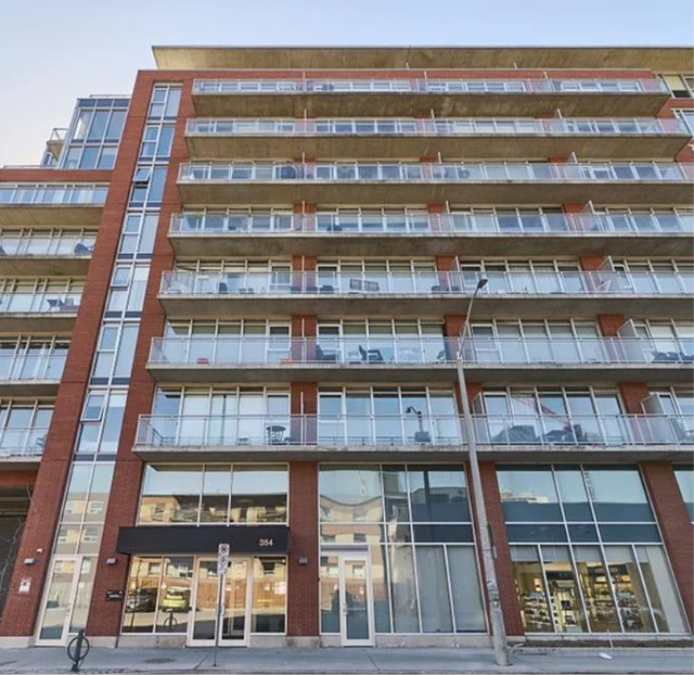 Bright & Spacious 1 Bedroom Den, Balcony, Centretown, Sept/Oct