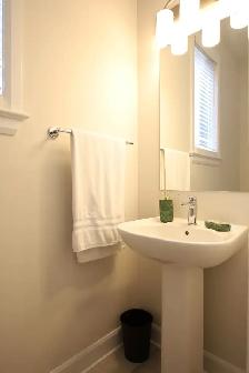 Newer (2025) 4 Bdm/2.5 Bth End-Unit Townhome, Russell, AvailNow! - Photo 10