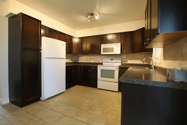 Wonderful 3 Bdm/1.5 Bth Townhome, Woodroffe/Medhurst, Sept/Oct