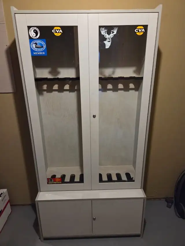 8 Guns display with 2 draw cabinet