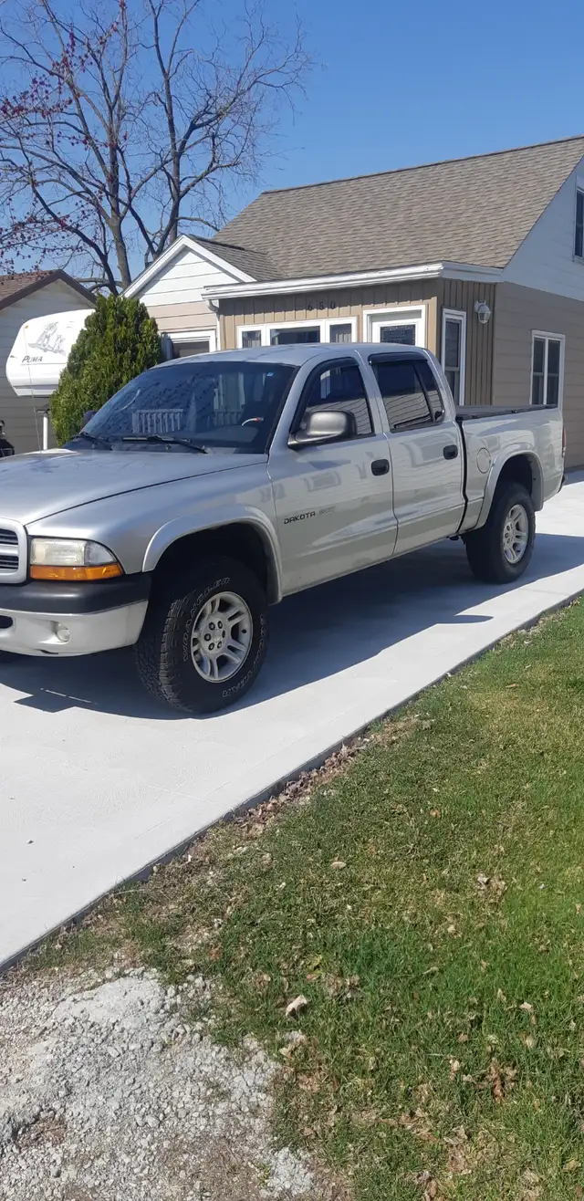 2001 Dodge Dakota 4x4 V8 - Safetied