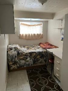 A furnished basement room all utilities included ( Hydro, Gas ,w - Photo 3