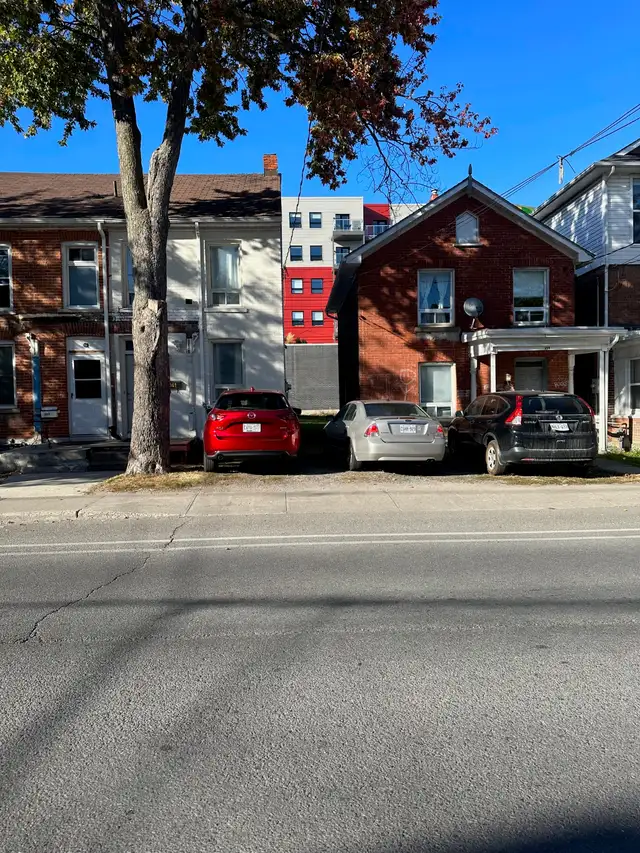 PARKING SPOT AVAILABLE  BROCK NEAR DIVISION