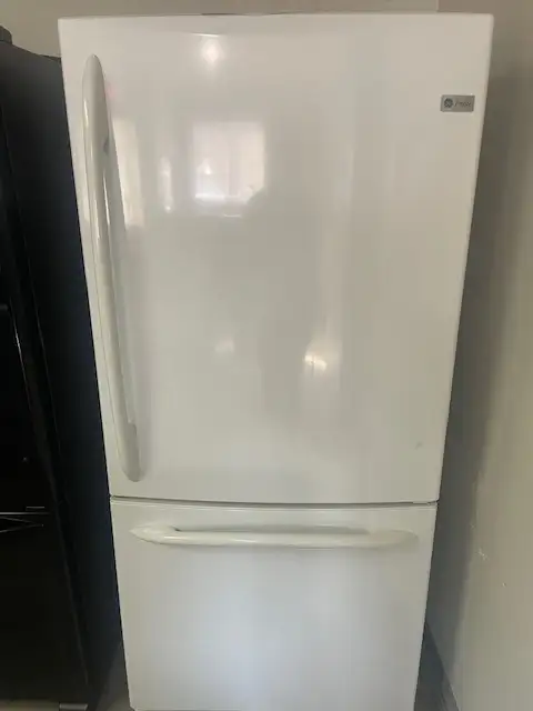 Réfrigérateur blanc 30'' congélateur en bas GE Profile