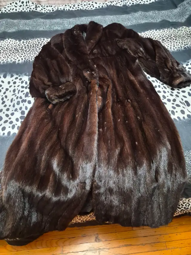 Lee varga long mink coat size medium to large. excellent shape .