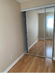 Private spacious bedroom - Photo 2