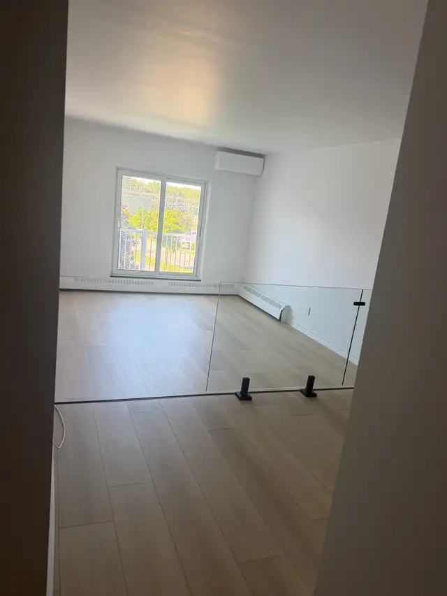 3 1/2  Laval A/C , Rénové