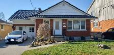 Duplex - Upper Unit 3 Bedroom, 2 bathrooms, 2 parking & Laundry