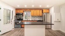 Duplex - Upper Unit 3 Bedroom, 2 bathrooms, 2 parking & Laundry - Photo 2