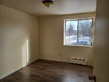 Spacious 2 Bedroom in Riverside – Clean, Quiet Building - Photo 8