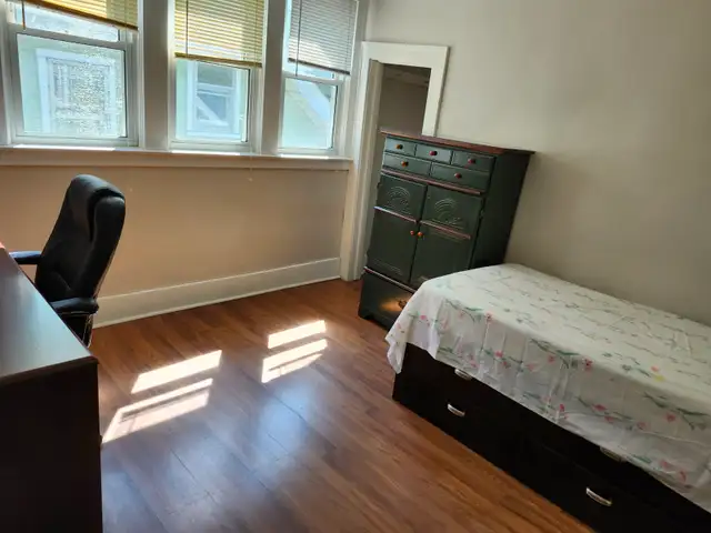 5-Minute walk to campus, furnished, clean rooms on Rankin