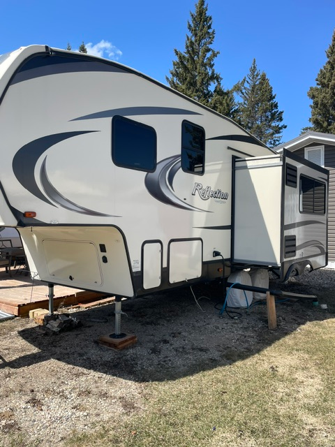 For Sale: 5th Wheel RV & Lot for Sale at Clear Lake, MB.