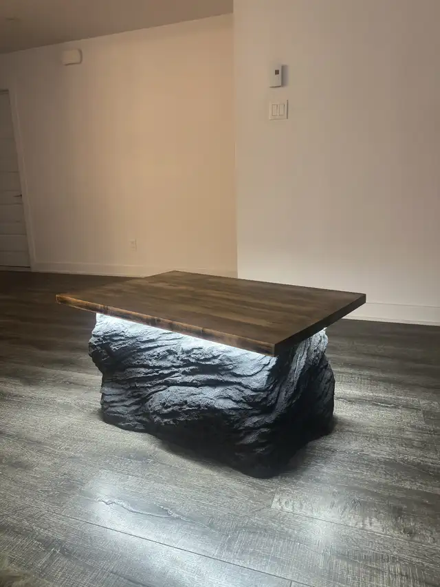 Table basse artisanale unique - Pierre sculptée - Montréal