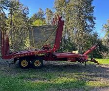 $4500.  hay stacker   new holland 1033 square bale wagon - Photo 5