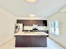 LUXURIOUS 4-BEDROOM FREEHOLD TOWNHOUSE WITH MODERN FINISHES - Photo 2