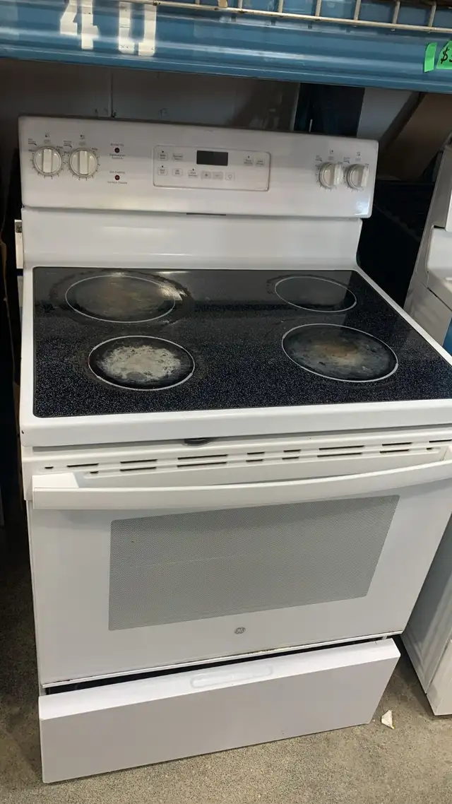 GE 30' Glass Top Stove – White