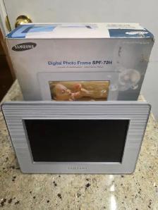 Samsung SPF-72H 7 Inch Digital Photo Frame