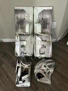 true goalie pads, glove and blocker - Photo 5