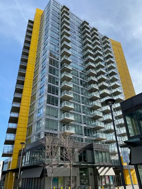 Location!Brentwood Bright & Spacious 2BR Corner | Walk2 UofC,BUS