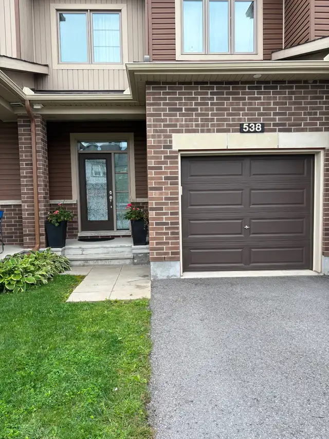 3-bedroom executive townhouse in Barrhaven Centre