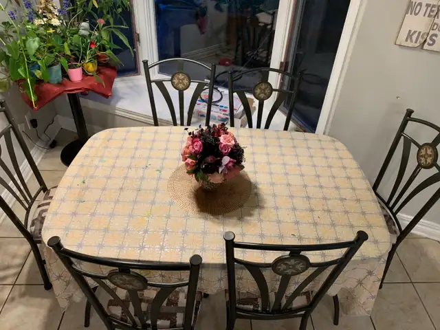 GLASS DINING TABLE FOR SALE! NEED GONE ASAP